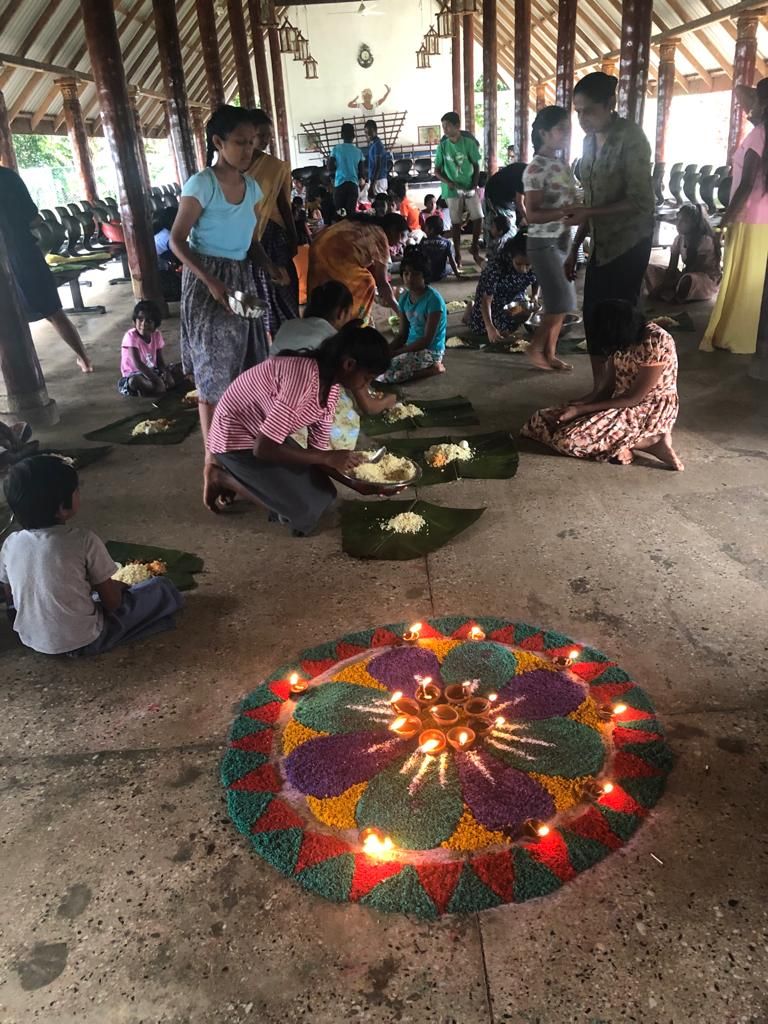 Kleurige lichtjesmandala op de vloer tijdens het lichtjesfeest bij Home of Hope