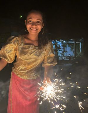 Ruani in een gouden blouse met een sterretje in de hand