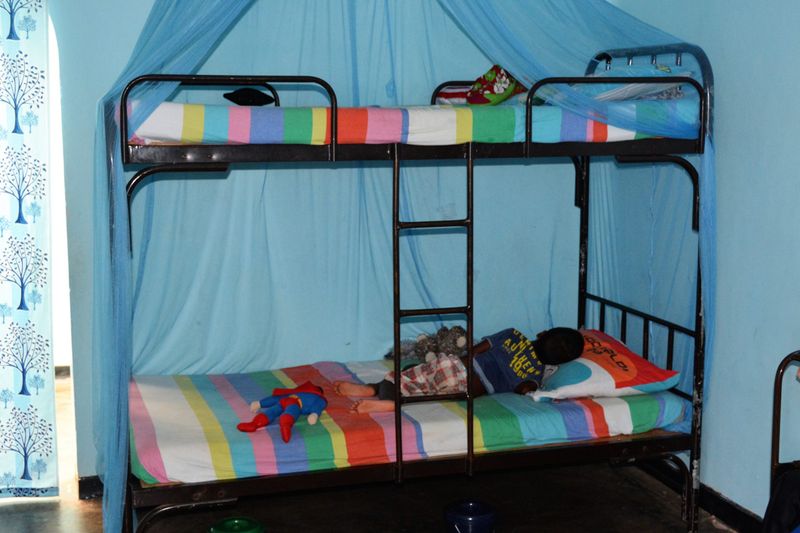 Kinderen van Home of Hope maken zich klaar om te slapen
