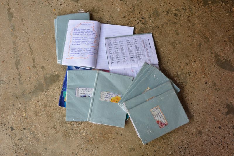 Kinderen van Home of Hope maken huiswerk
