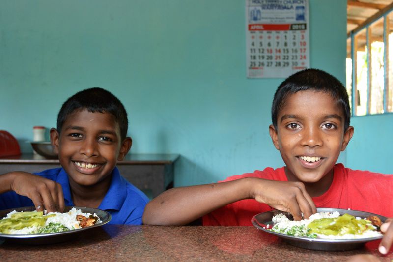 Kinderen lunchen na school bij Home of Hope