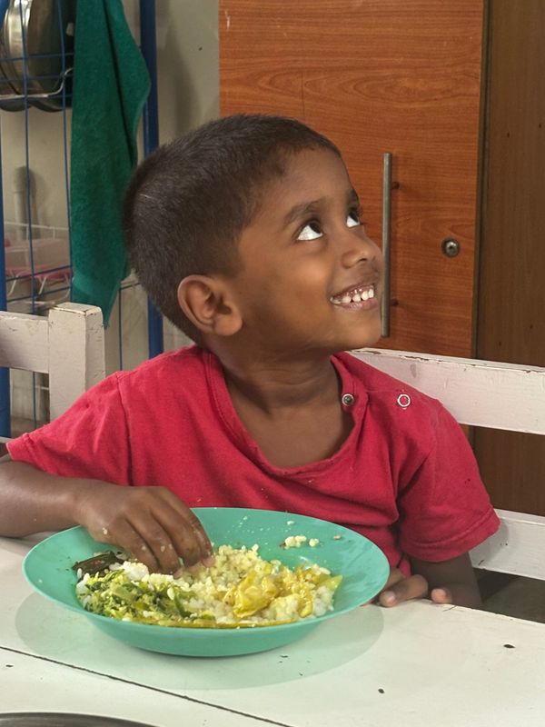 Kinderen van Home of Hope aan het ontbijt