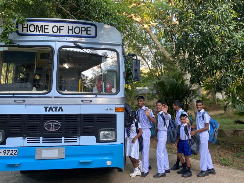 Schoolbus van Home of Hope waarmee de kinderen naar school gaan