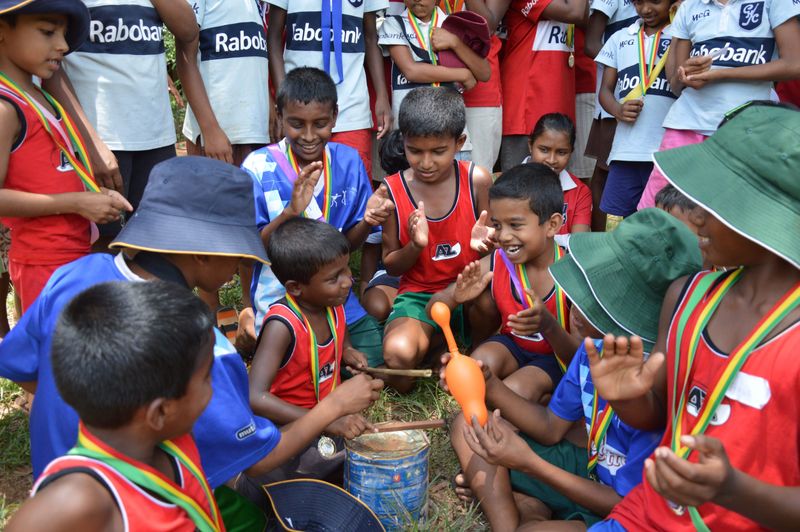 Kinderen van Home of Hope spelen en dansen in het weekend